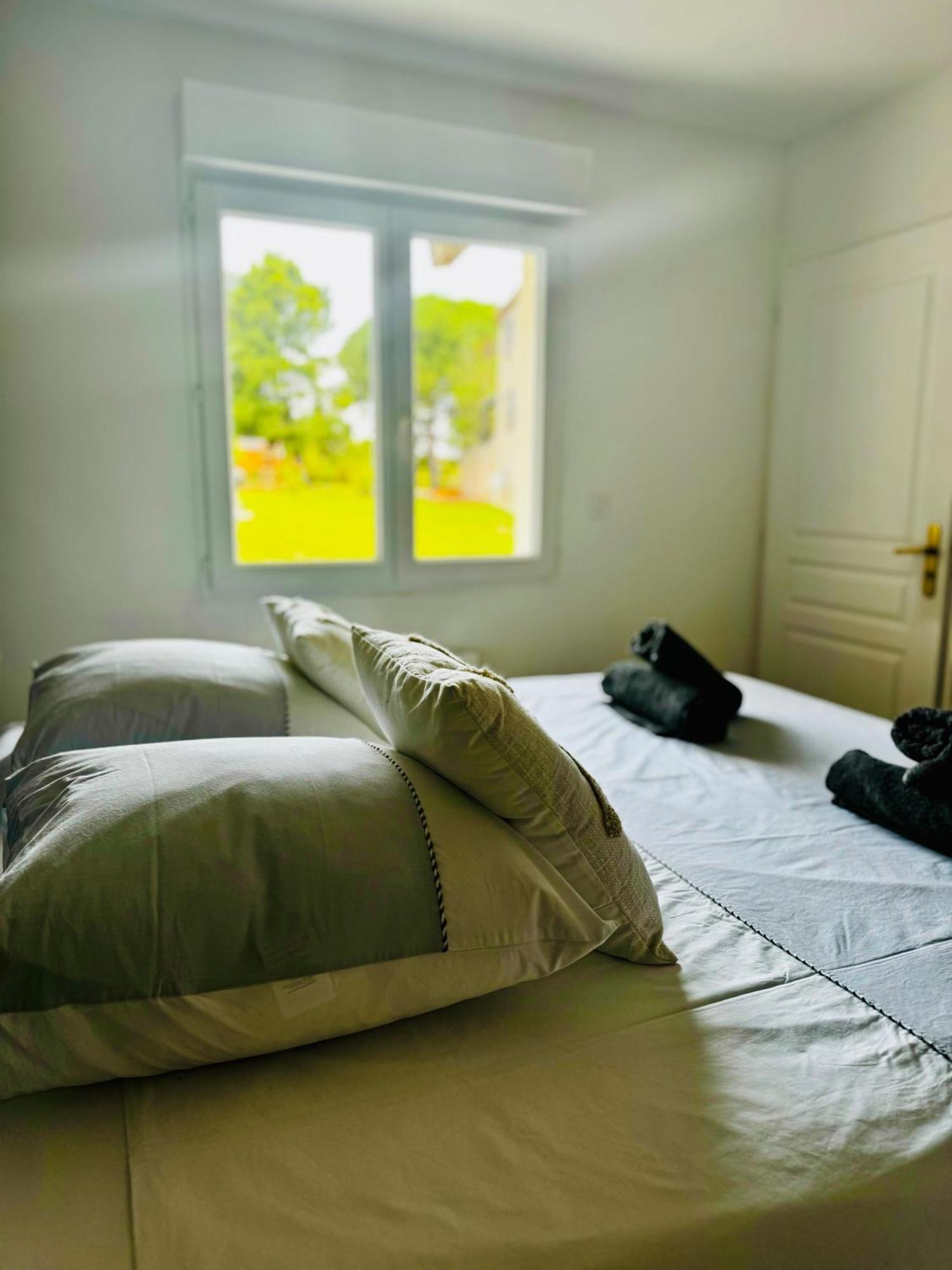 Appartamento Logis Dans Ancien Relais De Poste Saint Julien Les Rosiers Esterno foto