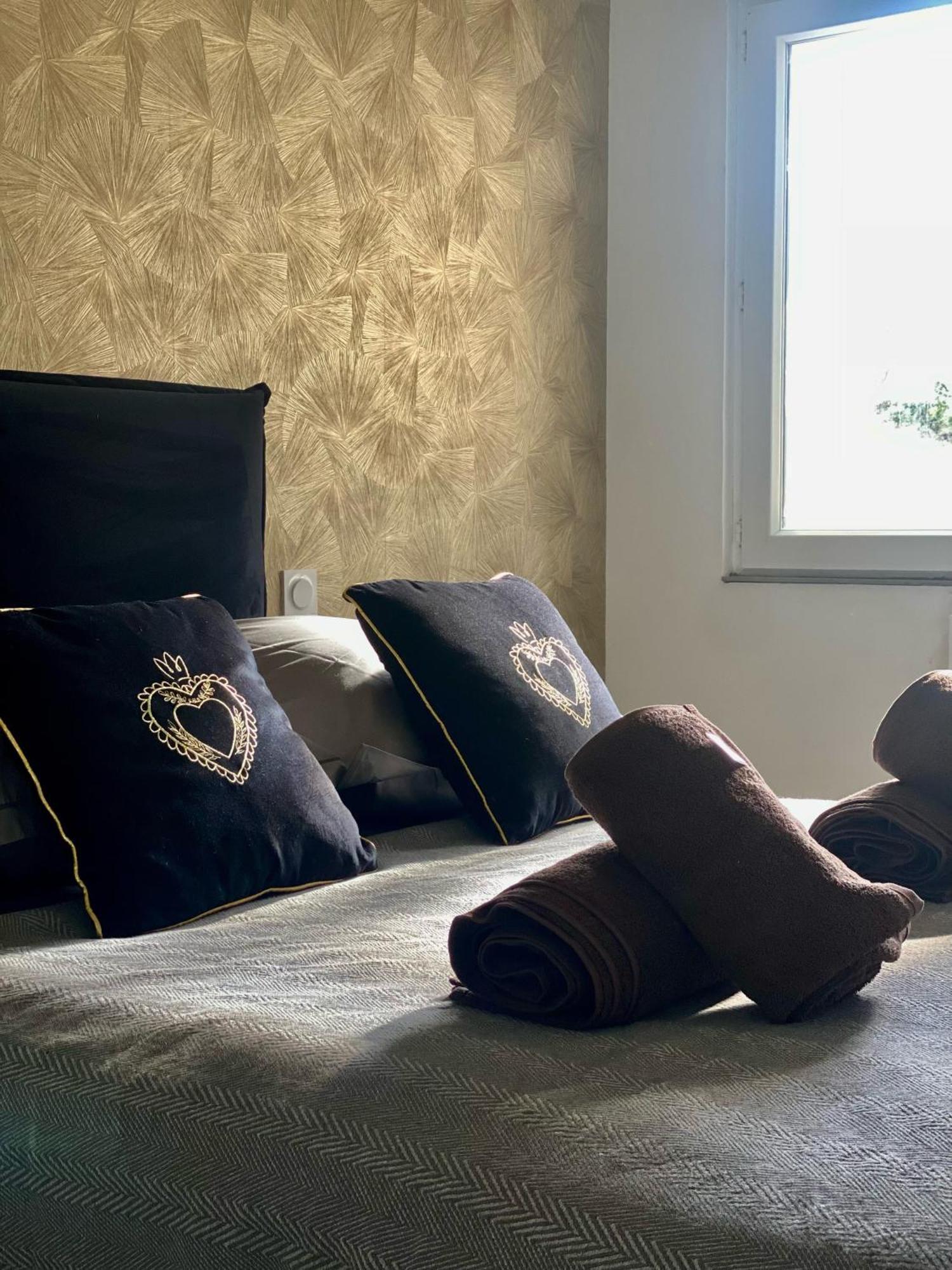 Appartamento Logis Dans Ancien Relais De Poste Saint Julien Les Rosiers Esterno foto